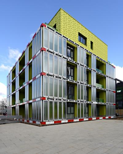 Mit dem BIQ-Haus in Hamburg wurde im Jahr 2013 bewiesen, dass das Fassaden- und Energiekonzept mit Photobioreaktoren funktioniert. <i>Bildvermerk: Colt International/Arup/SSC</i>