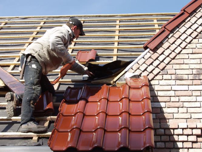 Mehr als 10 Millionen Dächer in Deutschland sind sanierungsbedürftig. Durch eine Erhöhung der Dachsanierungsquote von derzeit 1,3 auf 2 Prozent könnten bis 2050 rund 94 Millionen Tonnen CO2 eingespart werden. <i>Foto: Röben GmbH</i><br>