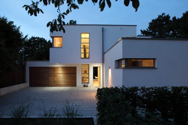 Dynamisches Duo: Für das Einfamilienhaus im Stil der klassischen Moderne kamen Kalksandstein und Porenbeton zum Einsatz. <i>Bild: DGfM</i><br>