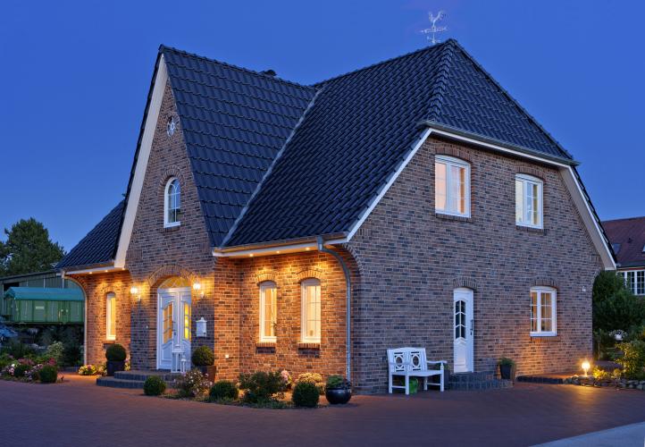 Regionaltypisch und traditionell zieren Friesengiebel und Klinkerfassade das Einfamilienhaus, dessen massives Mauerwerk in Porenbeton ausgeführt wurde. <i>Bild: Roth-Massivhaus</i><br>