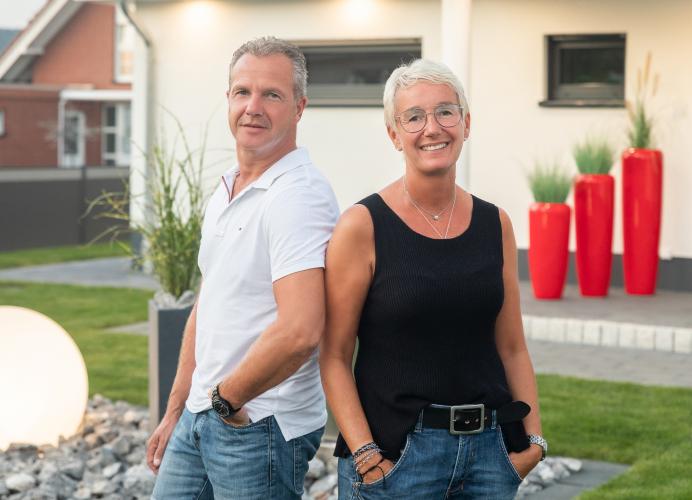Wenn der Wohntraum Wirklichkeit wird: Bettina und Jörg Kohlmeyer fühlen sich ausgesprochen wohl in ihrem neuen, barrierefreien und komfortablen Zuhause. <i>Foto: Helma Eigenheimbau AG / Ralph Thiele</i>