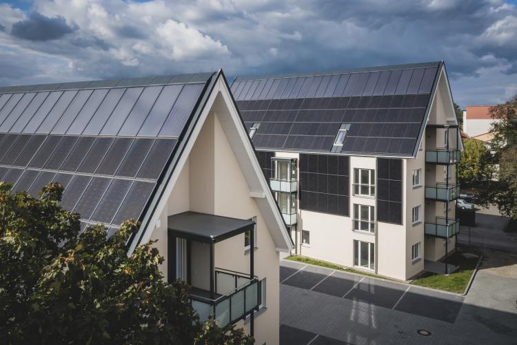 Zwei energieautarke Mehrfamilienhäuser werden noch in diesem Jahr an den Bauherren, die Wohnungsbaugesellschaft mbH Oranienburg, übergeben.<i> Foto: HELMA Eigenheimbau AG</i>