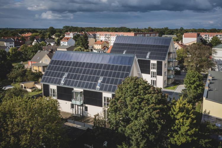 Kurz vor Fertigstellung in Oranienburg: Das Kennzeichen eines energieautarken Mehrfamilienhauses von HELMA sind die großzügigen Photovoltaikflächen auf Dächern und an Hauswänden. Mindestens 50 Prozent des Energiebedarfs werden auf diese Weise gedeckt. <i>Foto: HELMA Eigenheimbau AG/ Christoph Große </i><br>