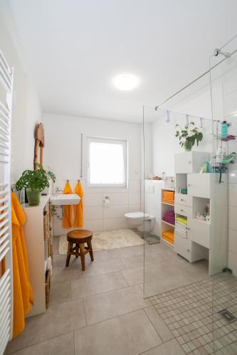 Die Entscheidung gegen eine Badewanne bereut das Bauherrenpaar nicht. <i>Foto: HELMA Eigenheimbau AG / Ralph Thiele</i>