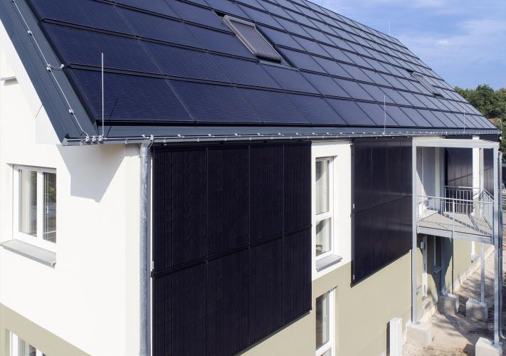Die Photovoltaik-Anlage auf dem Dach und an der Fassade erzeugt insgesamt 45.000 KWh Strom. Die gewonnene Energie fließt direkt in den Hauptstromkreis. <i>Foto: HELMA Eigenheimbau AG / Ralph Thiele</i>