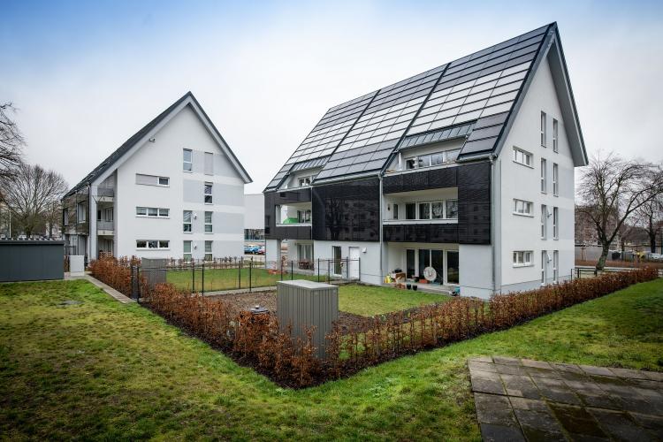 In Cottbus wurden 2018 die ersten energieautarken Mehrfamilienhäuser an die eG Wohnen 1902 durch HELMA übergeben. Hier beträgt der Deckungsgrad durch PV-Anlage und Solarthermie bis zu 70 Prozent.<i> Foto: HELMA Eigenheimbau AG / Claudius Pflug</i>