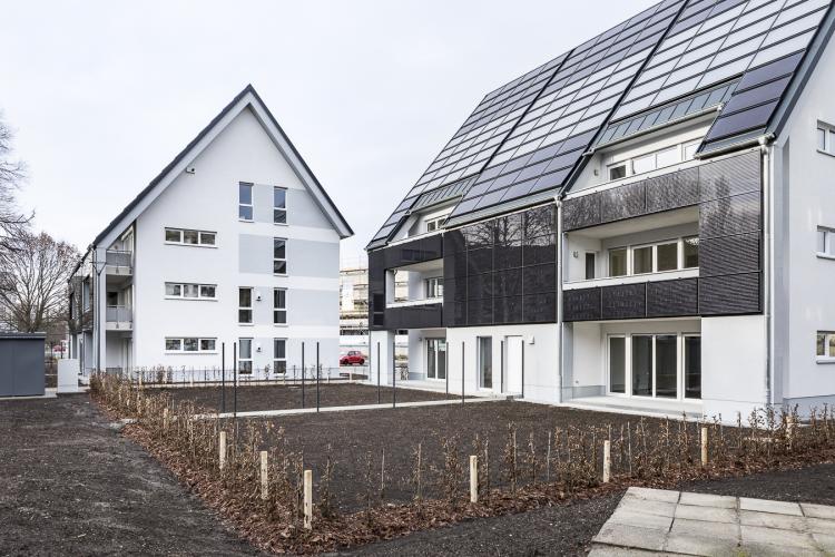 In Cottbus übergab Helma kürzlich zwei energieautarke Mehrfamilienhäuser an den Bauherrn. Die solare Eigenproduktion der Gebäude soll bis zu 70 Prozent erreichen, überschüssige Energie wird zwischen gespeichert. Die eG Wohnen 1902 kann so den Mietern für die nächsten fünf Jahre eine feste Pauschalmiete sowie eine Energie-Flatrate anbieten. <i>Foto: Helma Eigenheimbau AG / Dajana Lothert</i>