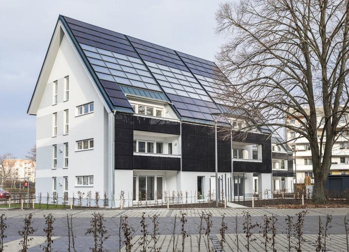 In Cottbus-Sandow wurden Deutschlands erste energieautarke Mehrfamilienhäuser errichtet. Seit 2019 haben Mieter die 14 Wohneinheiten mit zwei bis fünf Zimmern bezogen.<i> Foto: HELMA Eigenheimbau AG / Dajana Lothert</i>