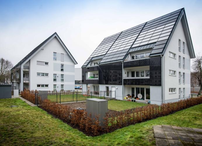 In Cottbus-Sandow wurden Deutschlands erste energieautarke Mehrfamilienhäuser errichtet. Seit 2019 haben Mieter die 14 Wohneinheiten mit zwei bis fünf Zimmern bezogen.<i> Foto: Helma Eigenheimbau AG / Claudius Pflug</i><br>