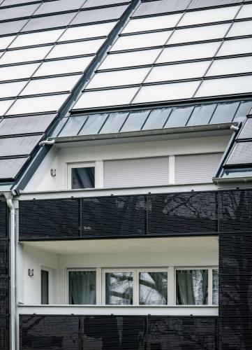 Über großflächige Photovoltaik- und Solarthermiepaneele an Dach und Fassade versorgen sich die Gebäude selbst mit Strom und Wärme. Im ersten Jahr konnte ein Autarkiegrad von 83 Prozent erreicht werden.<i> Foto: Helma Eigenheimbau AG / Claudius Pflug</i>