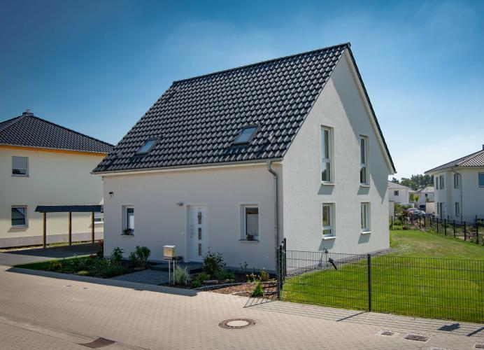 Elegant und energieeffizient: Das massiv gebaute Haus aus Ziegelmauerwerk entspricht Effizienzhausstandard KfW 55. Foto: Helma Eigenheimbau AG / Claudius Pflug