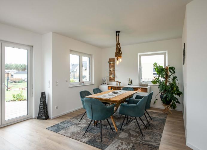 Gäste bewundern die Wertigkeit des Hauses und die stilvolle Inneneinrichtung der Räume. Foto: Helma Eigenheimbau AG / Claudius Pflug