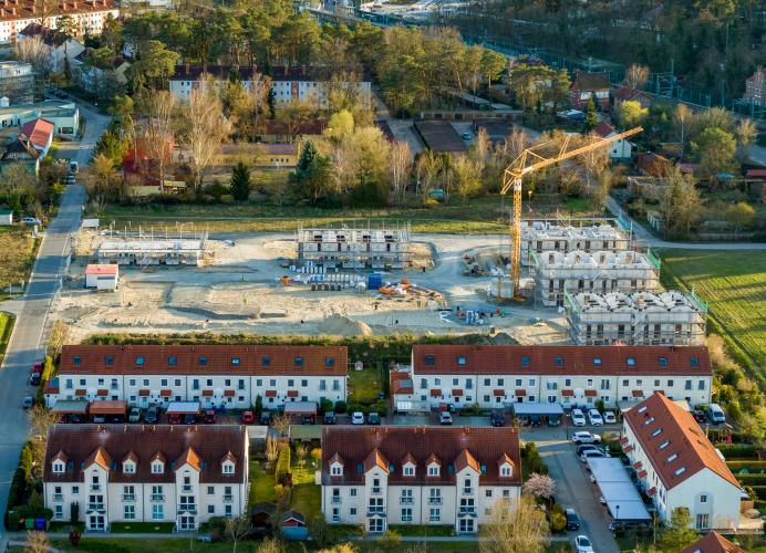 Viel Grün, viel Platz: Das neue Quartier fügt sich harmonisch in die lockere Umgebungsbebauung ein. Foto: HELMA Wohnungsbau GmbH