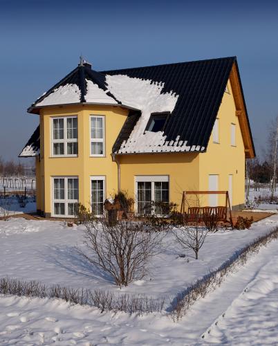Ein Haus aus modernen Ziegeln dämmt wirksam. So bleibt Wärme im Gebäude und teure Heizenergie wird nicht verschwendet. <i>Foto: Lebensraum Ziegel / Deutsche Poroton</i>