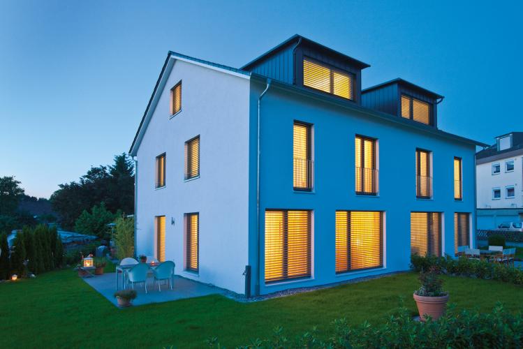 Am Bodensee wurde mit einer hochwärmegedämmten Dachkonstruktion und 49 Zentimeter starken Ziegelwänden dieses Doppelhaus auf Passivhausniveau realisiert. <i>Foto: Lebensraum Ziegel / tdx / Mein Ziegelhaus</i>