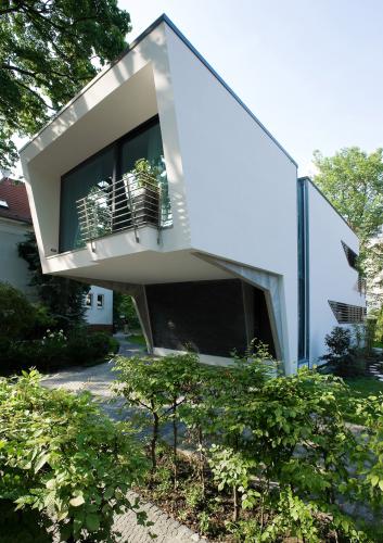 Wandbaustoffe aus Ton ermöglichen die Umsetzung einer großen Vielfalt an Architekturstilen – vom traditionellen Satteldachhaus bis zur klassischen Moderne. <i>Foto: LRZ / Poroton / Linus Lintner </i><br>