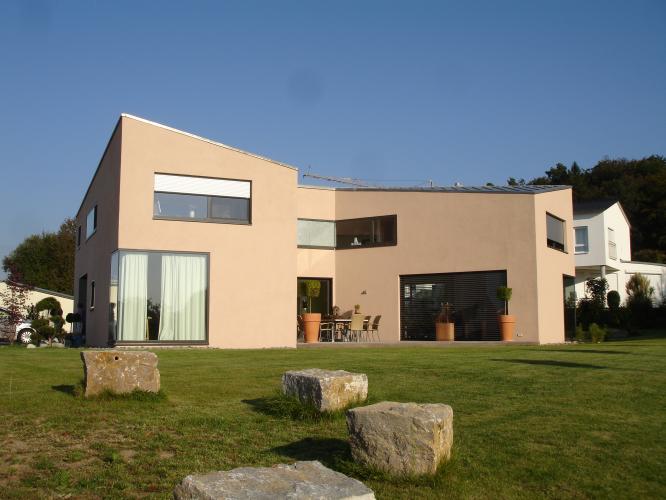 Das moderne Einfamilienhaus mit Pultdach ist besonders energieeffizient und wurde nachhaltig in massiver Ziegelbauweise errichtet.<i> Foto: LRZ / Unipor, München</i>