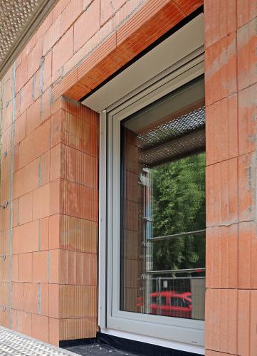 Langfinger müssen draußen bleiben: Ziegelmauerwerk gilt als sicherer Befestigungsgrund für Fenster und Türen. So kann sich niemand ungewollt Zutritt verschaffen. <i>Foto: LRZ / Poroton / Matthias Rotter </i><br>