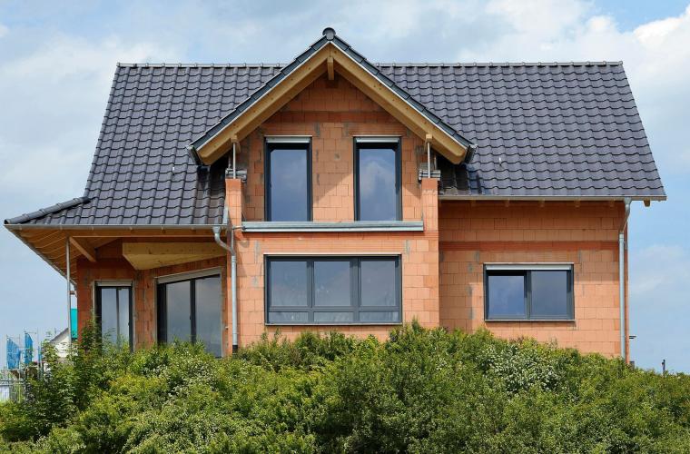 Moderne Ziegelhäuser überzeugen durch wohngesunde Baumateriallien, robuste Konstruktionen und hervorragende Eigenschaften beim Wärmeschutz. <i>Foto: Deutsche Poroton/Kurt Taube</i>