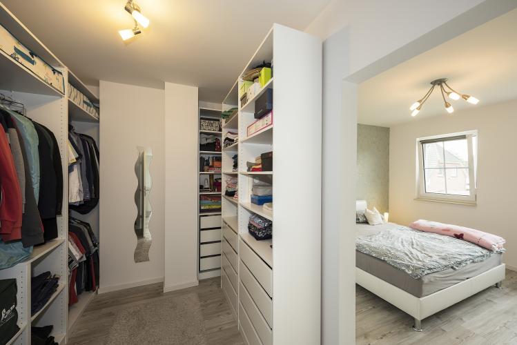 Der begehbare Kleiderschrank plus Trennwand zum Schlafzimmer. Für das junge Paar die richtige Entscheidung. <i>Foto: Roth-Massivhaus / Gerhard Zwickert</i>