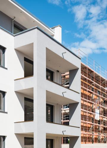 Die sechs Gebäude werden bis Ende 2018 etappenweise fertiggestellt und sind Anfang 2019 bezugsfertig. Bauherr Gerhard Faller: „Mit diesem Projekt können wir unseren Anspruch, hohe Wohn- und Lebensqualität zu schaffen, mit modernen, architektonisch ansprechenden Häusern ideal umsetzen.“ <i>Foto: Deutsche Poroton / Markus Edgar Ruf</i>