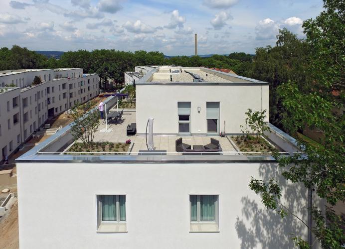 Die Staffelgeschosse bieten mit sonnengefluteten Terrassen sowie bepflanzten Dachgärten besonderen Wohnkomfort. '<i>Foto: Deutsche Poroton / Matthias Rotter</i>