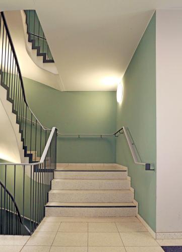 Die Grau-Grün-Ästhetik der Außenfassade setzt sich in den Treppenhäusern fort. <i>Foto: Deutsche Poroton / Matthias Rotter</i>