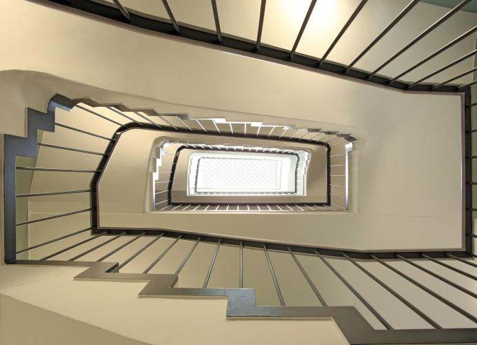 Durch ein Oberlicht erhalten die Treppenhäuser Tageslicht. <i>Foto: Deutsche Poroton / Matthias Rotter</i>