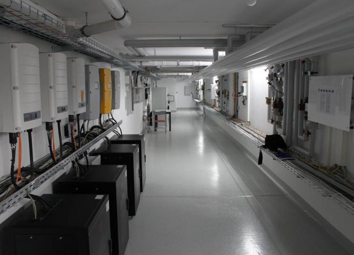 Die acht Reihenhäuser besitzen eine gemeinsame Energiezentrale im Kellergeschoss. Ein Monitoring des Energieverbrauchs zeigt den Eigentümern Einsparmöglichkeiten auf und erlaubt eine Nachregulierung. <i>Foto: Raab Bau / Roland Hentschel</i>