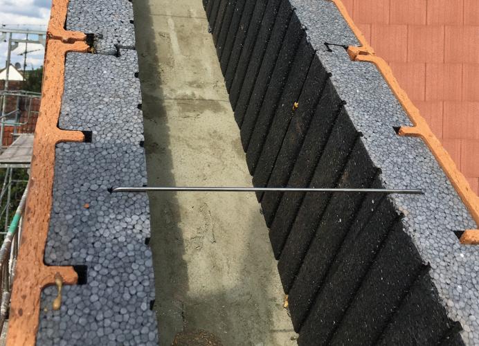 Die Poroton-Dämmschalung ist die Alternative zur Ziegel-U-Schale für Wandstärken von 30 bis 49 Zentimeter. Sie kann auch zur wärmebrücken-minimierten Errichtung von Ringbalken eingesetzt werden. <i>Foto: Deutsche Poroton</i>