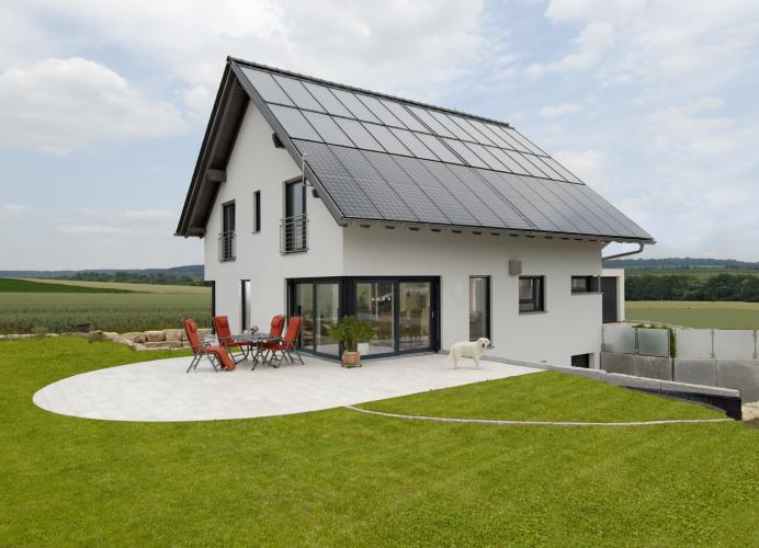 Mit Hilfe von Solarthermie, Photovoltaik, Wasser- und Batteriespeicher deckt das Haus seinen Energiebedarf zu mehr als 50 Prozent selbst und wird zum Sonnenhaus auf Plus-Energie-Niveau. Lediglich im Winter führt ein wassergeführter Kaminofen Heizenergie zu. <i>Foto: Deutsche Poroton / Eveline Hohenacker</i>