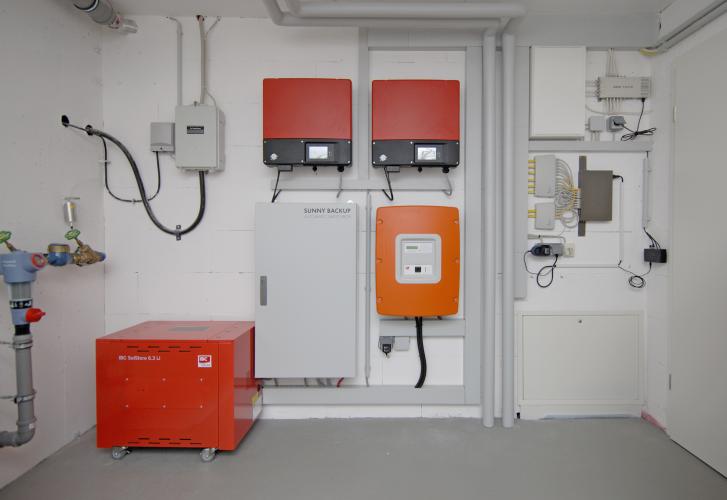 Der Technikraum im Untergeschoss beherbergt auch die Batterieeinheit zur Speicherung des überschüssigen Photovoltaik-Stroms. <i>Foto: Deutsche Poroton / Eveline Hohenacker</i>