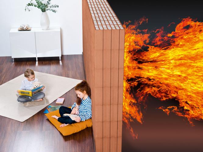 Moderne dämmstoffverfüllte Mauerziegel leisten dem Feuer mindestens 90 Minuten Widerstand – genug Zeit, die Familie im Brandfall in Sicherheit zu bringen. <i>Foto: Deutsche Poroton</i>