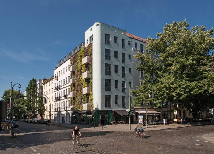 Das neue Eckgebäude in Berlin-Kreuzburg schloss eine seit dem Zweiten Weltkrieg existierende Baulücke. Es nimmt Geschosshöhen und Proportionen der Nachbargebäude auf und fügt sich harmonisch in die architektonische Struktur der Blockrandbebauung der Gründerjahre ein. Dämmstoffverfüllte Poroton-Ziegel ermöglichten monolithische Bauweise. <i>Foto: Deutsche Poroton / Claudius Pflug</i>
