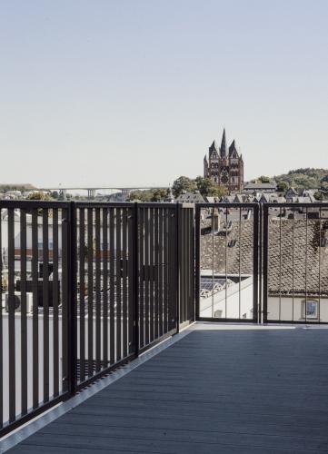 Die Dachterrasse des 168 m² großen Penthouses bietet einen traumhaften 270°-Blick über die Stadt, hin zum Wahrzeichen, dem Limburger Dom. Foto: Deutsche Poroton / Laura Breuling