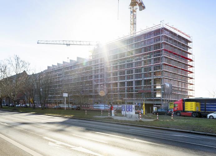 Am Stralauer Platz in Berlin-Friedrichshain realisiert RD Bauprojekt derzeit ein von Tchoban Voss Architekten entworfenes Hotel- und Bürogebäude. Nach Fertigstellung verfügt das Hotel über 175 Zimmer auf 7 und 4.400 m² Bürofläche auf 6 Etagen. <i>Foto: Célia Uhalde Photographie</i>