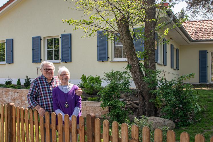 Energieeffizient und selbstbestimmt wohnen bis ins hohe Alter: Mit Anfang 80 erfüllte sich dieses Bauherrenpaar den Wunsch nach einem Bungalow<i>. Foto: Roth-Massivhaus / Gerhard Zwickert</i>