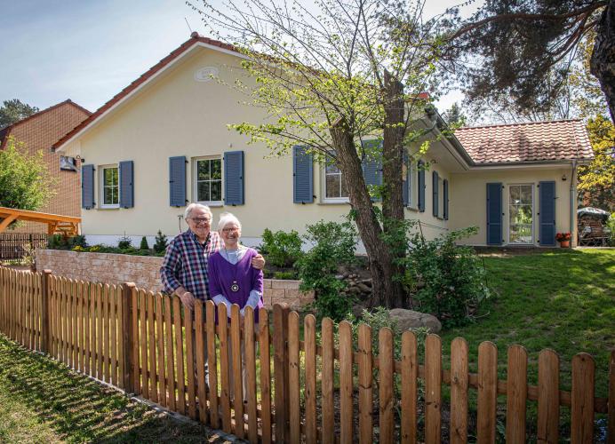 Sieglinde und Wolfgang Becker freuen sich auf selbstbestimmtes Leben und Wohnen in ihrem altersgerechten und komfortablen Bungalow Usedom.<i> Foto: Roth-Massivhaus / Claudius Pflug</i>