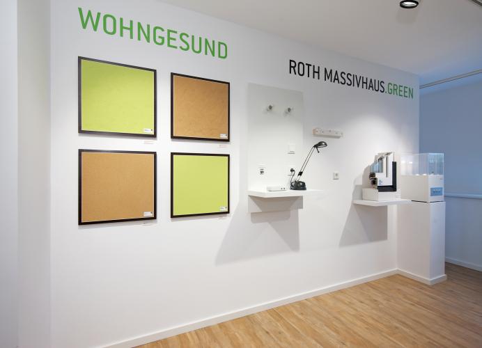 Mit der Linie Roth Massivhaus. Green bietet das Unternehmen eine Auswahl an konsequent ökologischen Produkten an. Bauherren können sich dazu in drei Bemusterungszentren detailliert informieren. <i>Foto: Roth-Massivhaus / Gerhard Zwickert</i>
