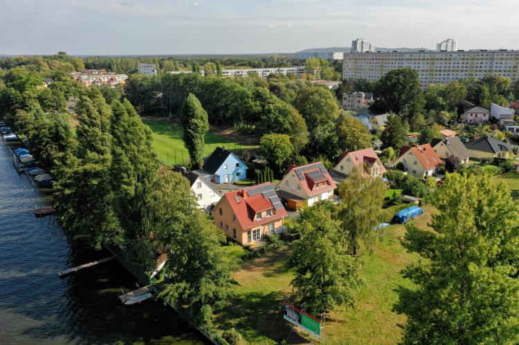 Manche innerstädtischen Baulücken, wie hier in Wendenschloss im beliebten Bezirk Treptow-Köpenick, lassen sich nur mit Einfamilienhäusern sinnvoll schließen. <i>Foto: Roth-Massivhaus</i><br>