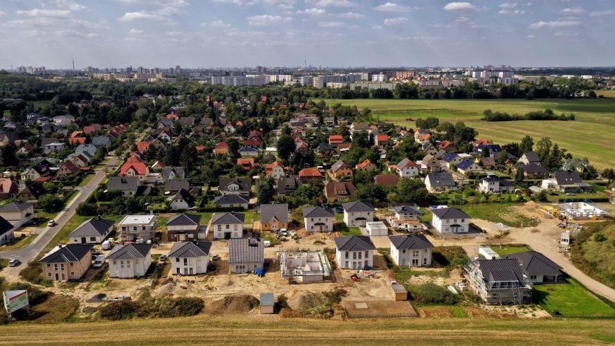 Die „Mehrower Spitze“, direkt hinter der Berliner Stadtgrenze gelegen, zeigt, dass mehrgeschossiger Wohnungsbau und Einfamilienhausbebauung keineswegs im Widerspruch stehen. <i>Foto: Roth-Massivhaus</i><br>