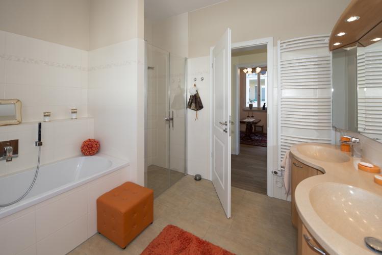 Funktionalität und Komfort gehen im hochwertig ausgestatteten Badezimmer im Obergeschoss Hand in Hand. <i>Foto: Roth-Massivhaus / Gerhard Zwickert</i>