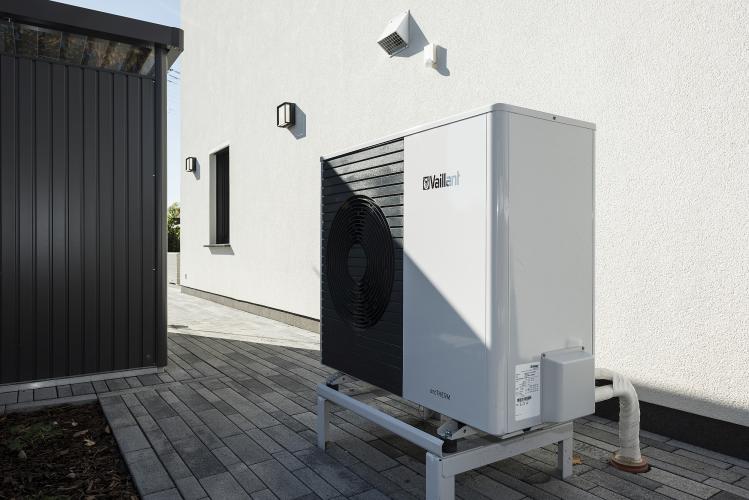 Bild 03: Die Luft/Wasser-Wärmepumpe sorgt bei niedrigen Energiekosten für die richtige Temperatur im Haus. Foto: Roth-Massivhaus / Gerhard Zwickert<br>