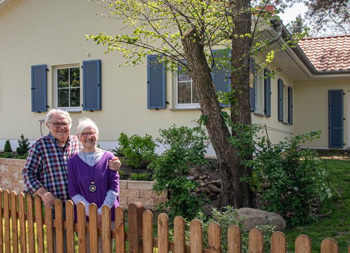 Wolfgang und Sieglinde Becker haben mit über 80 ihren Traum von einer barrierefreien Wohlfühloase verwirklicht. <i>Foto: Roth-Massivhaus / Claudius Pflug</i>
