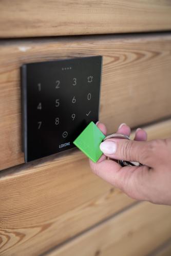 Bildunterschrift 02: Auch die Türsteuerung kann „smart“ gelöst werden. Alle Funktionen eines Smart Home sind bequem über App oder Taster an der Wand steuerbar. Foto: Loxone<br>