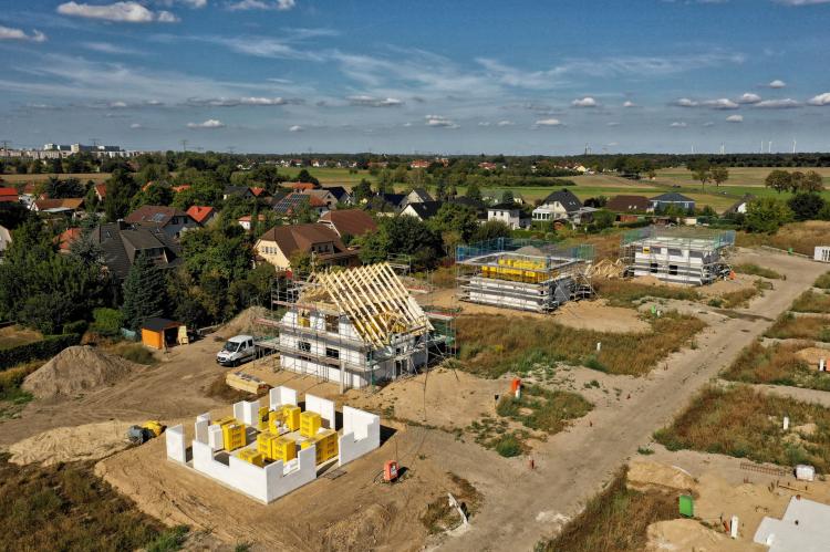 Im neuen Wohnpark „Mehrower Spitze“ errichtet das familiengeführte Bauunternehmen für 20 Bauherrenfamilien ein modernes und wohngesundes Zuhause. <i>Foto: Roth-Massivhaus</i>