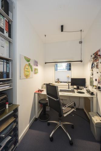 Ein kleines Büro bietet die Möglichkeit auch von zuhause zu arbeiten. <i>Foto: Roth-Massivhaus / Gerhard Zwickert</i>