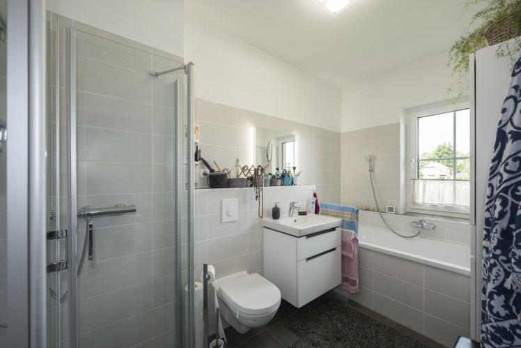 Das ebenerdige Bad ist funktional mit Wanne und Dusche ausgestattet. Foto: Roth-Massivhaus / Gerhard Zwickert<br>