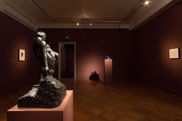 August Rodins berühmte Bronzefigur „L’eternelle idole“ in den Opelvillen. Der Raum erscheint in einem dunklen Bordeauxrot und gibt der Skulptur den passenden Rahmen. Der erhöhte diffuse Reflexionswert von „Lumen“ erlaubt auch bei dunklen Farbtönen eine hervorragende Lichtausbeute.<i> Foto: Kunst- und Kulturstiftung Opelvillen Rüsselsheim / Frank Möllenberg</i><br>