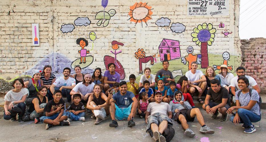 Das deutsch-peruanische Team von Studierenden der Architektur beschäftige sich im Rahmen der von der Sto-Stiftung geförderten, zweiwöchigen Summerschool intensiv mit den Bedingungen und Bedürfnissen der Bewohner im Viertel Alto Peru. <i>Foto: IRGE / Universität Stuttgart</i>
